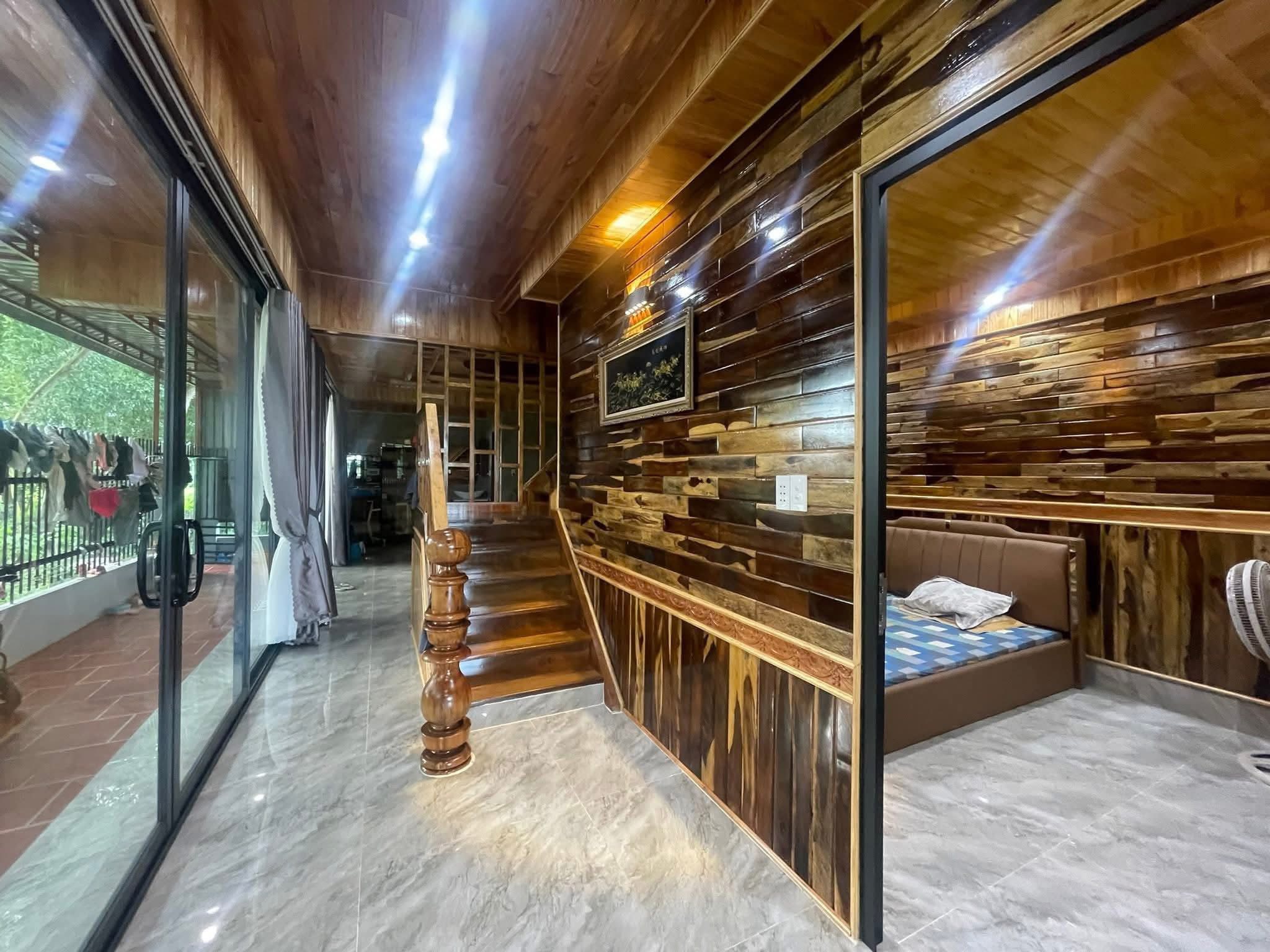 Nhà gỗ độc lạ 3,8 tỷ, ngang 7m, cách cao tốc 200m, cảnh quan độc đáo