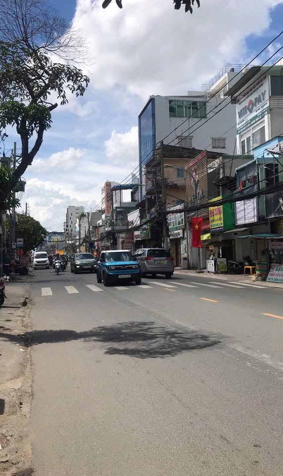 Nhà Cách Mạng Tháng 8, sổ A4, 3 tầng, 6 phòng ngủ, ô tô tận cửa, giá nhỉnh 9 tỷ