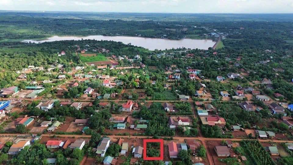 Chào bạn, lô đất vuông vức, rộng 5m, dài 40m, diện tích thổ cư 60m2 tọa lạc tại khu dân cư xã Ea Kiết