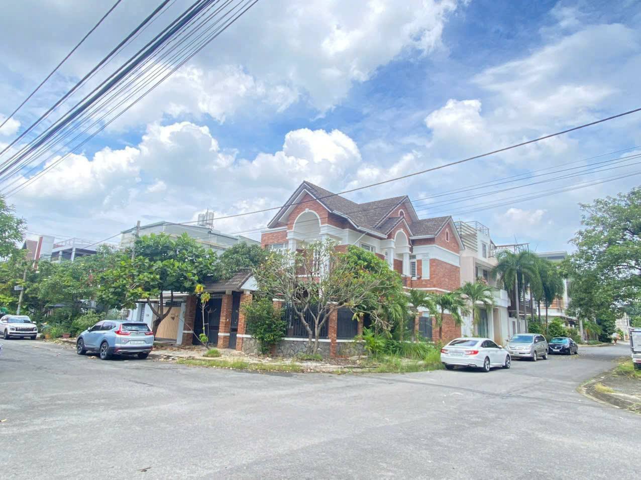 Bán nhà 1 trệt 2 lầu, khu dân cư Tân Phong, chỉ cách chợ 26 vài bước chân, gần Bệnh viện Y học cổ truyền