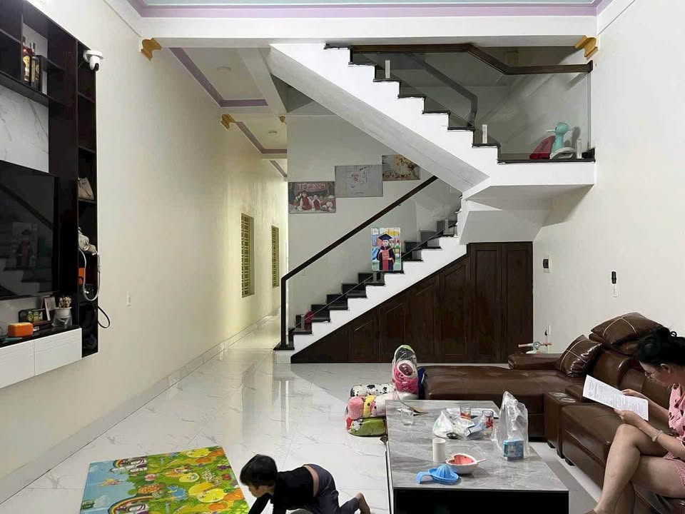 Nhà mái bằng kiên cố, xây dựng chắc chắn, sẵn sàng đón chủ mới