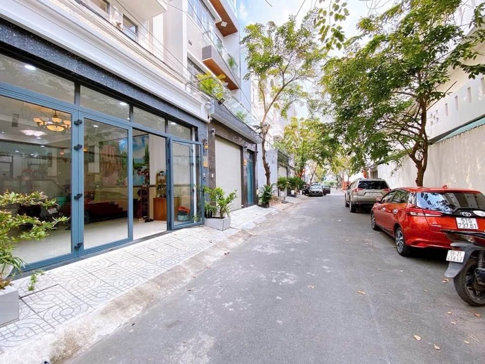 Nhà phố 4 tầng tọa lạc tại mặt tiền đường 8m, thuộc khu dân cư cao cấp Green Riverside