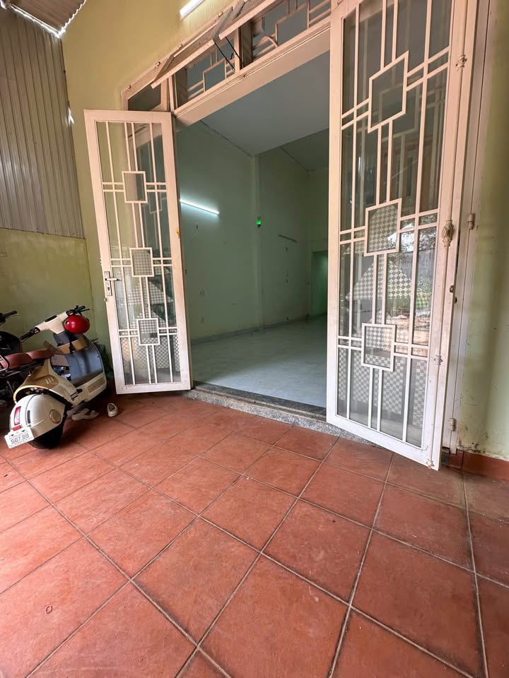 Ngôi nhà mê lửng hiện đại tọa lạc tại hẻm Mai Thị Lựu, chỉ cách Đại học Tây Nguyên 1km