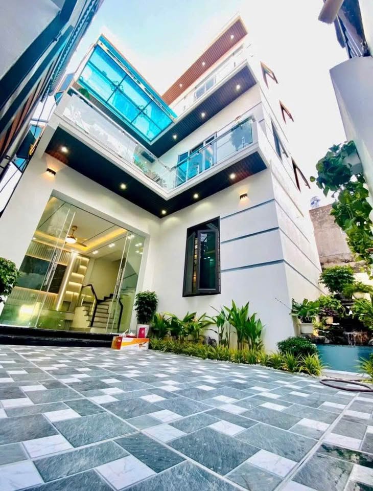 Chào mừng quý khách đến với "biệt phủ" phiên bản thu nhỏ tại ngõ Lê Hồng Sơn, Nam Định