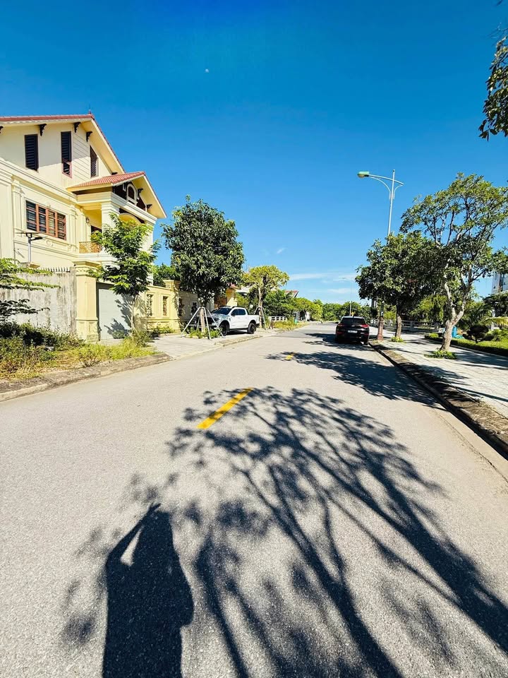 Đất vàng mặt tiền Hoàng Thị Loan - Trung tâm Đồng Hới, view công viên