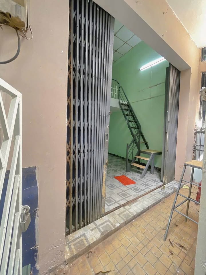 Nhà gác đúc Lý Thái Tổ, 31m2, 2 phòng ngủ, giá 1,9 tỷ