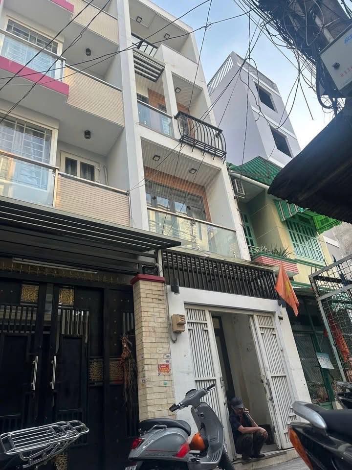 Nhà Quận 6 được xây dựng kiên cố với 1 trệt, 3 lầu và sân thượng