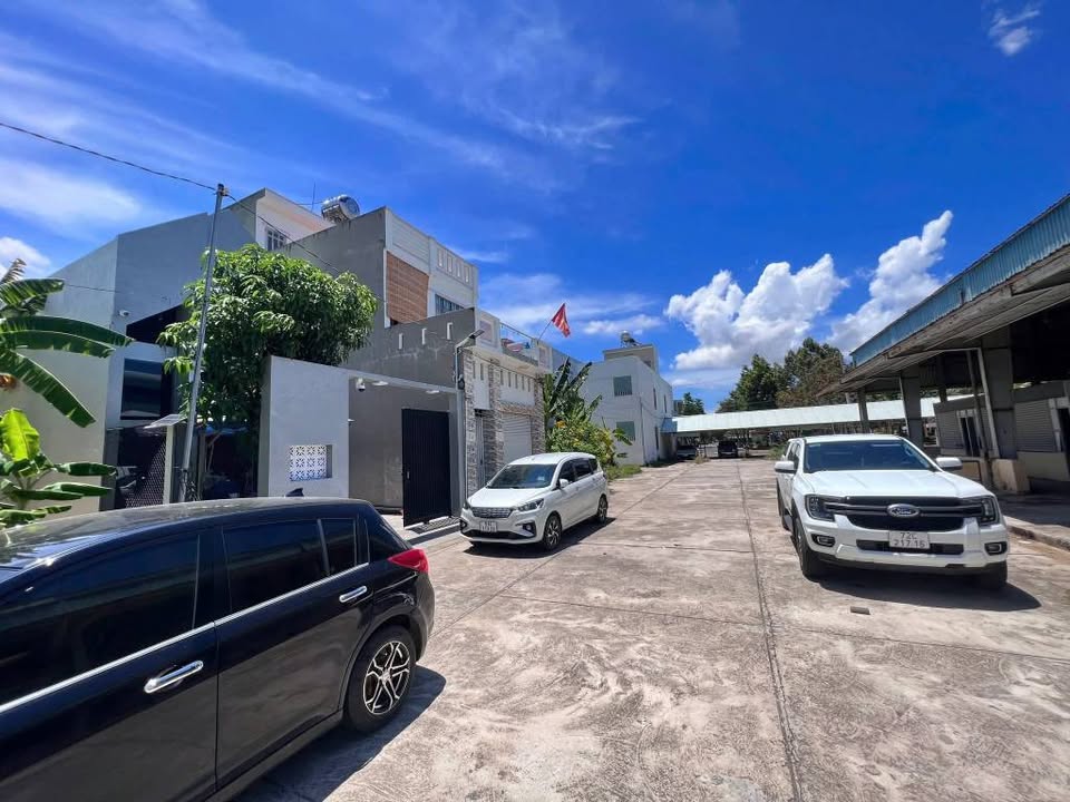 Siêu phẩm nhà 1 lầu 1 lửng đổ kiên cố, tọa lạc ngay vị trí đắc địa gần đường Cao Triều Phát