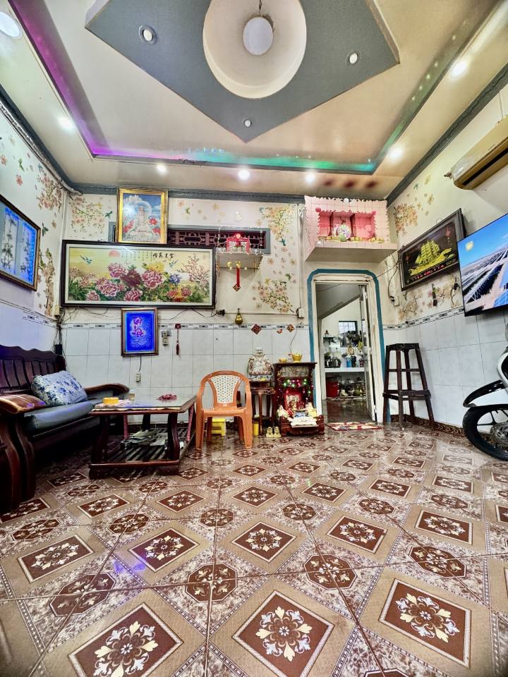 Tọa lạc tại con hẻm yên bình trên đường Lê Văn Lương, Phường Tân Hưng, Quận 7