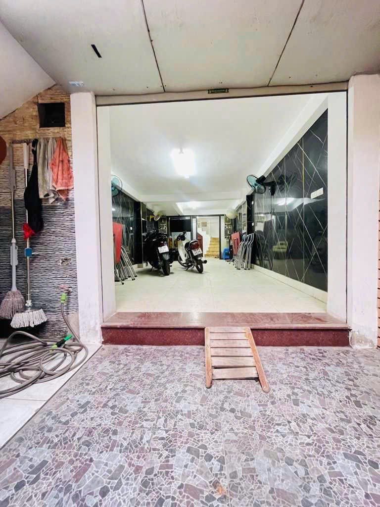 Nhà 5 tầng ngõ 245 Định Công 4 ngủ, ô tô đỗ cửa