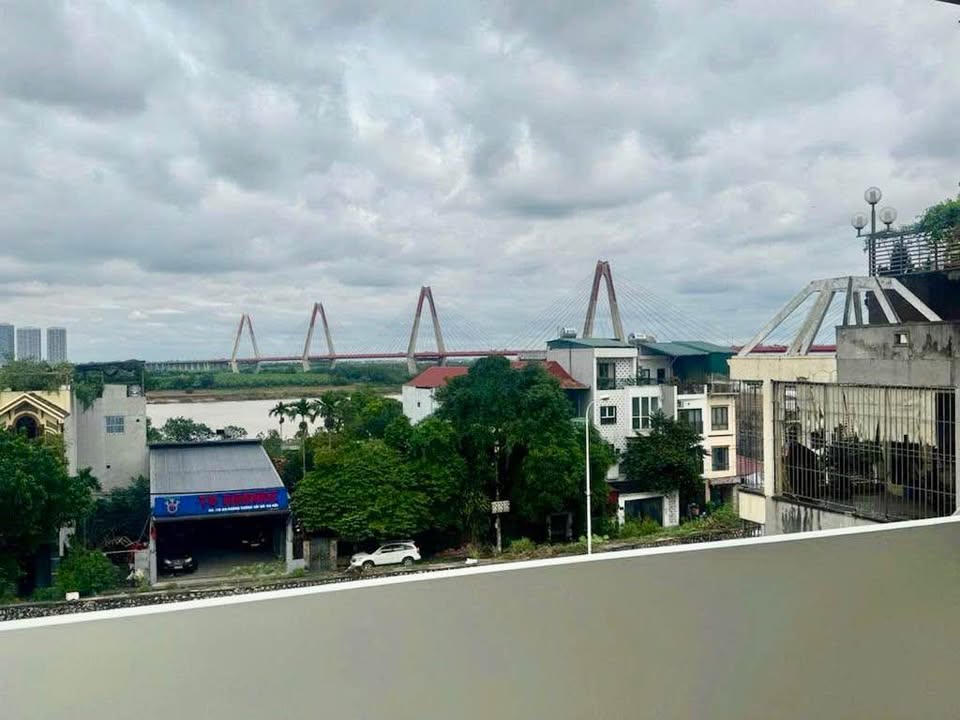 Nhà 6 tầng thang máy view Cầu Nhật Tân, ô tô đỗ cửa, tiền vào như nước