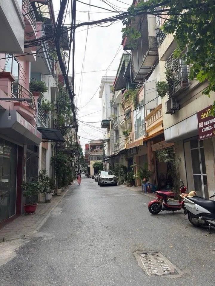 Bán nhà 2 tầng 24m2 tại Long Biên, Hà Nội, sổ riêng, giá 2,85 tỷ