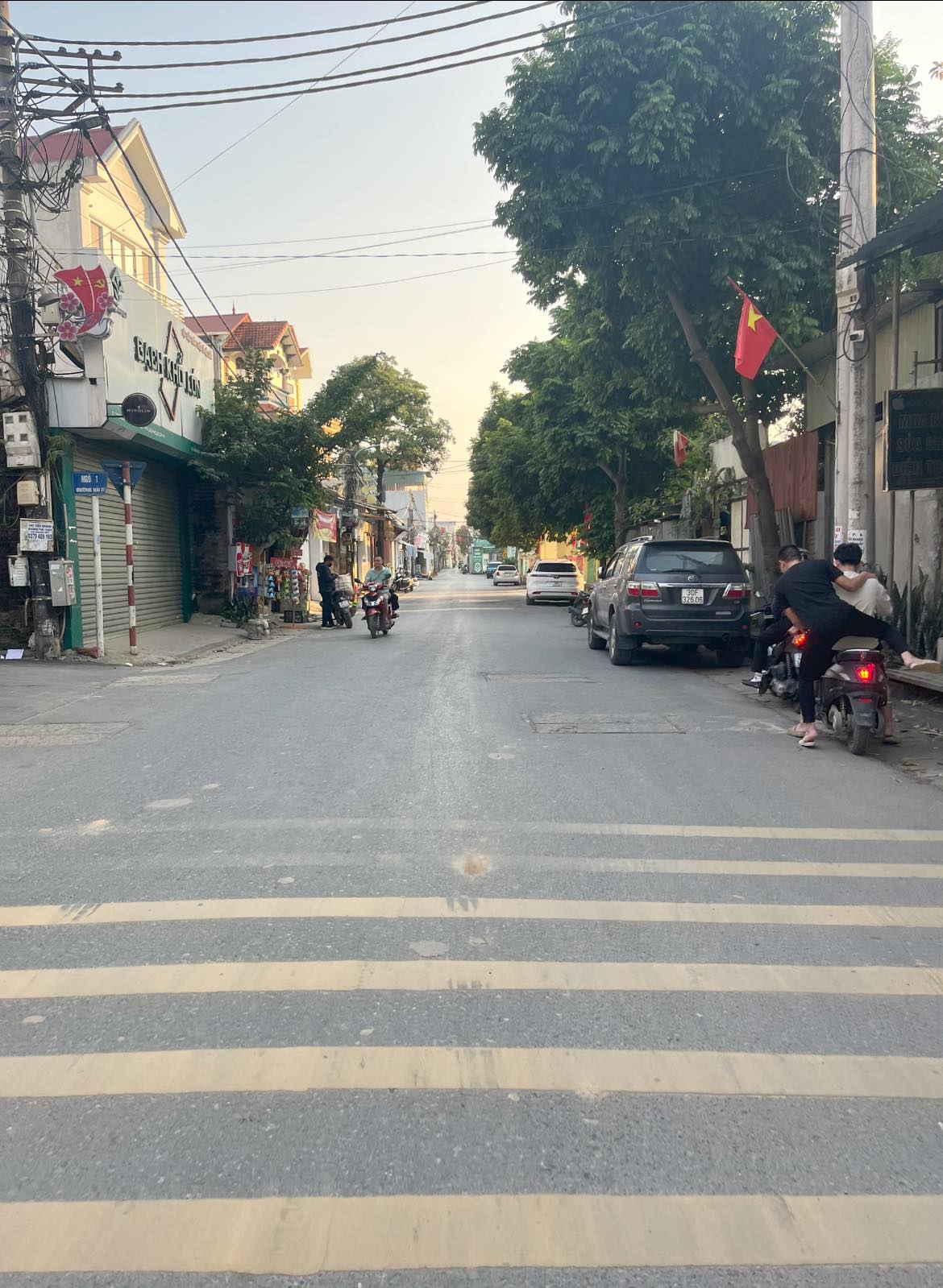 Nhà 3 tầng diện tích 100m2, mặt tiền rộng 5.8m, có ô tô vào tận đất