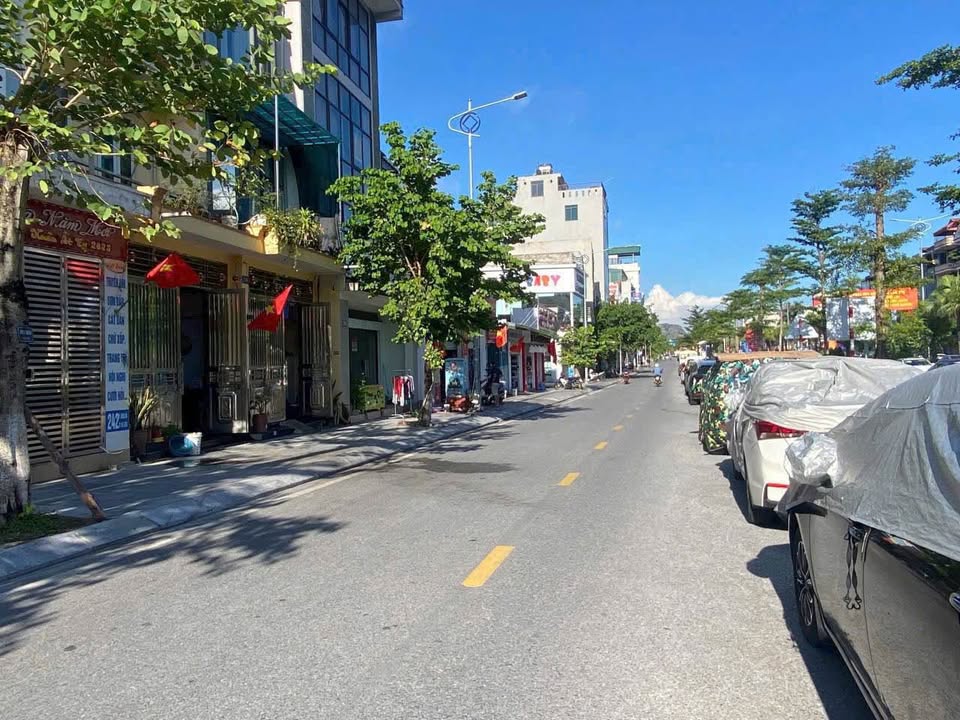 Bán nhà 3 tầng mặt đường Cột 5, phường Hồng Gai, thành phố Hạ Long