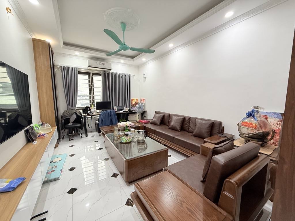 Sốc Tân Mai nhà 5 tầng, ô tô ngủ trong nhà, ngõ thông, giá chỉ 6,8 tỷ