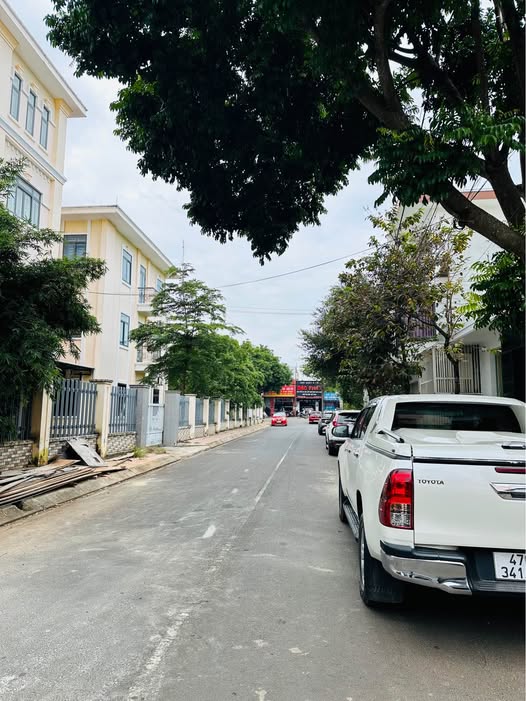 Bán đất mặt tiền Nguyễn Kinh Chi, tặng kèm nhà cấp 4 ngon lành