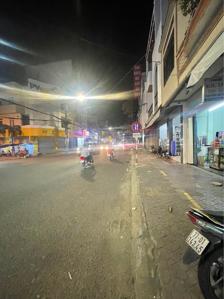 Siêu phẩm nhà mới xây, chỉ cách mặt tiền đường Nguyễn Thái Học vài bước chân