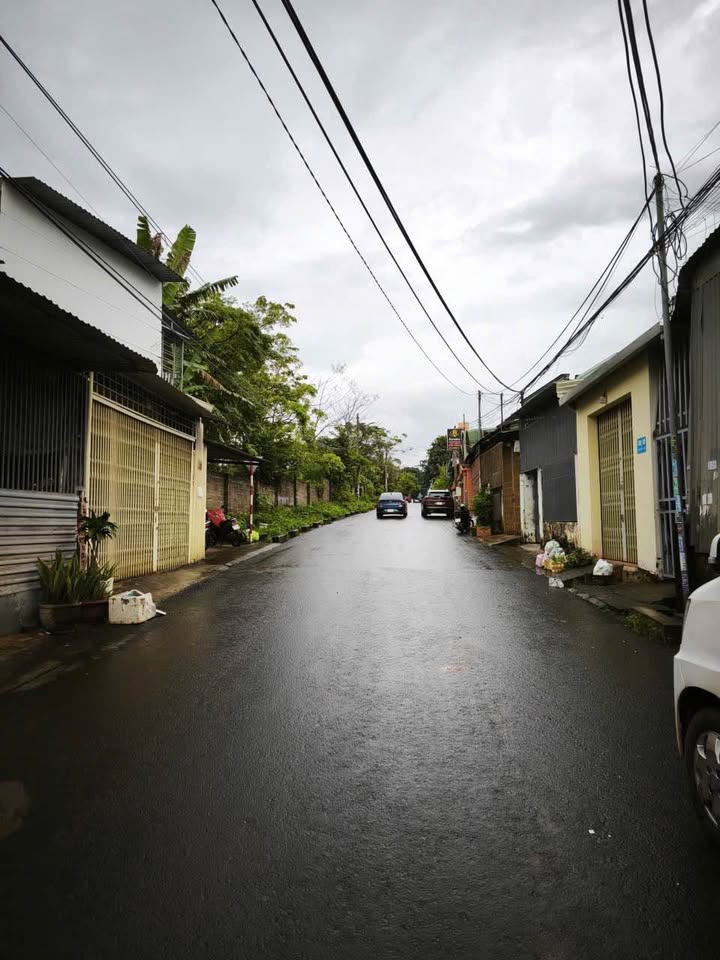 Siêu phẩm nhà 3 tầng mặt tiền Nguyễn Xí, Buôn Ma Thuột - giảm sốc chỉ còn 3,45 tỷ