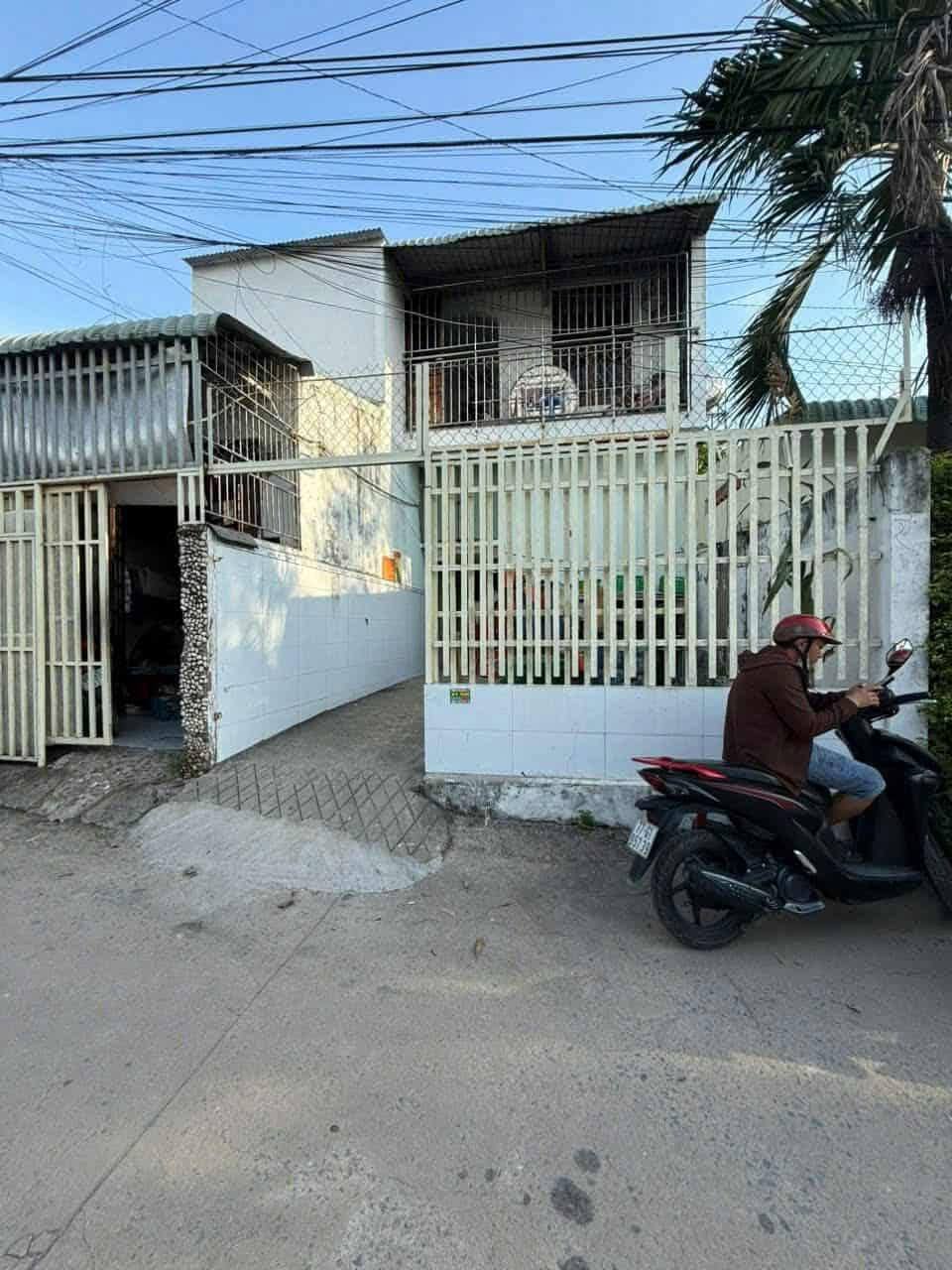 Bán nhà mặt tiền kèm dãy trọ 8 phòng Hưng Định, dân cư đông đúc, giá sập sàn