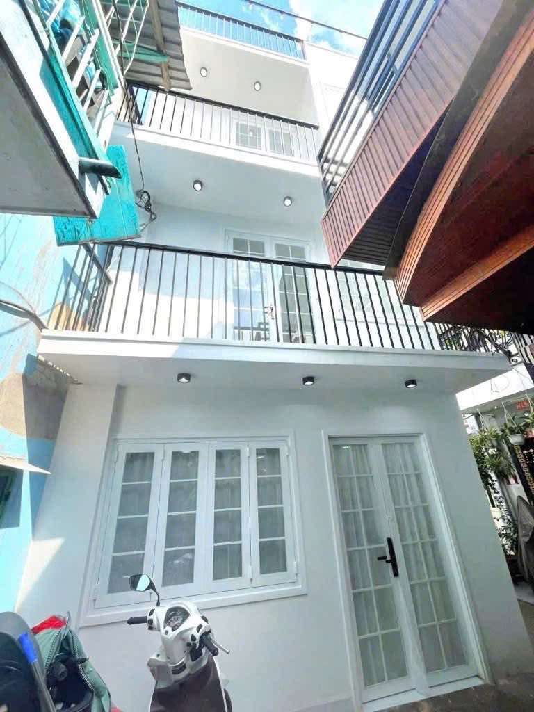 Nhà lô góc siêu xinh xắn, có tới 2 mặt tiền thoáng mát, chỉ cách mặt tiền Huỳnh Tấn Phát 50m