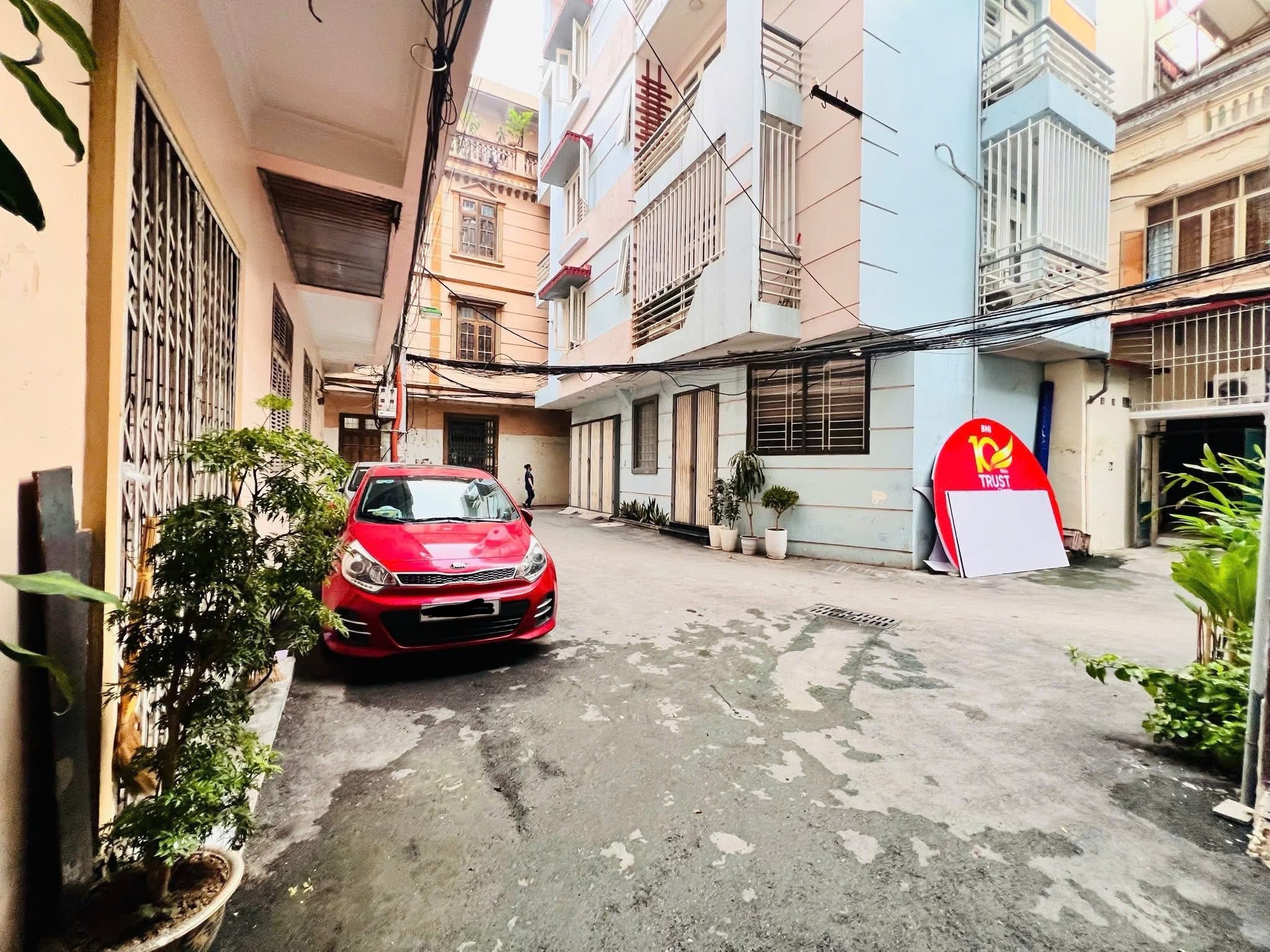 Bán nhà phân lô cán bộ Hoàng Cầu, 2 mặt ngõ, ô tô đỗ cửa, 3 bước ra hồ