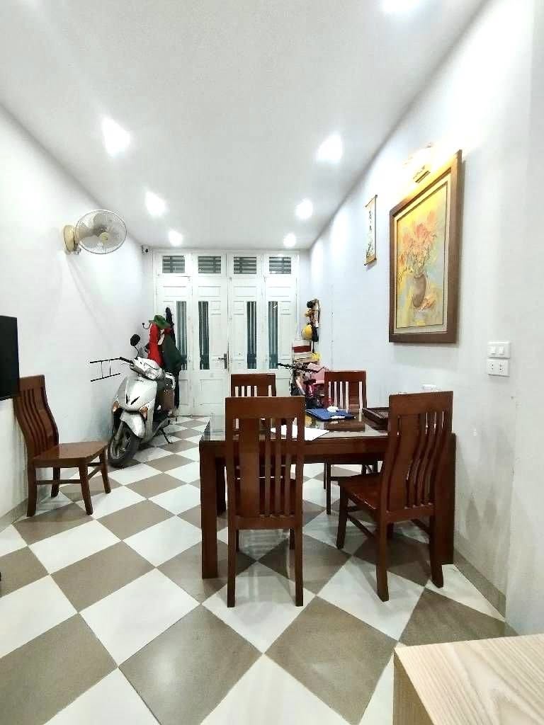 Bán nhà 5 tầng Hoàng Quốc Việt, ngõ rộng, gần phố, giá nhỉnh 8 tỷ - Căn duy nhất