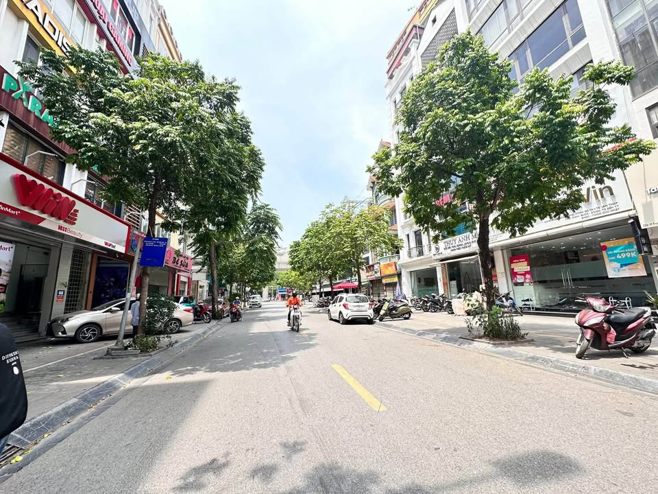 Tọa lạc tại vị trí đắc địa trên mặt phố Trương Công Giai, trung tâm quận Cầu Giấy