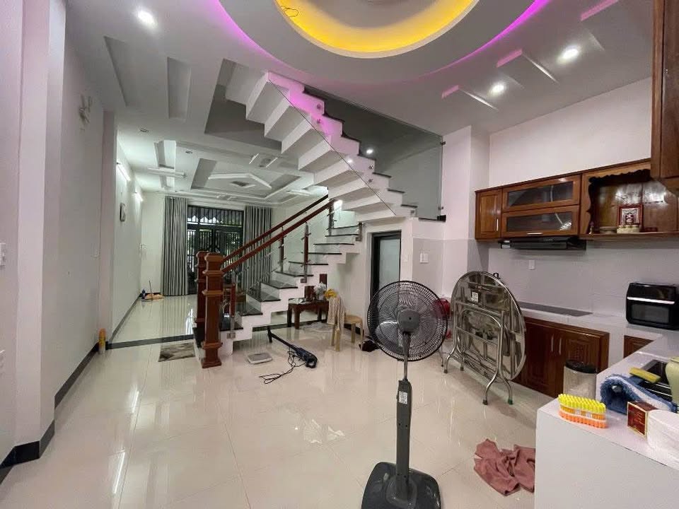 Bán gấp nhà 3 tầng 100m2, mặt tiền 7,5m, khu đô thị ven sông Hoà Xuân