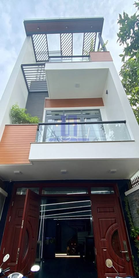 Ngôi nhà tọa lạc tại vị trí đắc địa, gần mặt tiền đường Huỳnh Văn Bánh, Quận Phú Nhuận