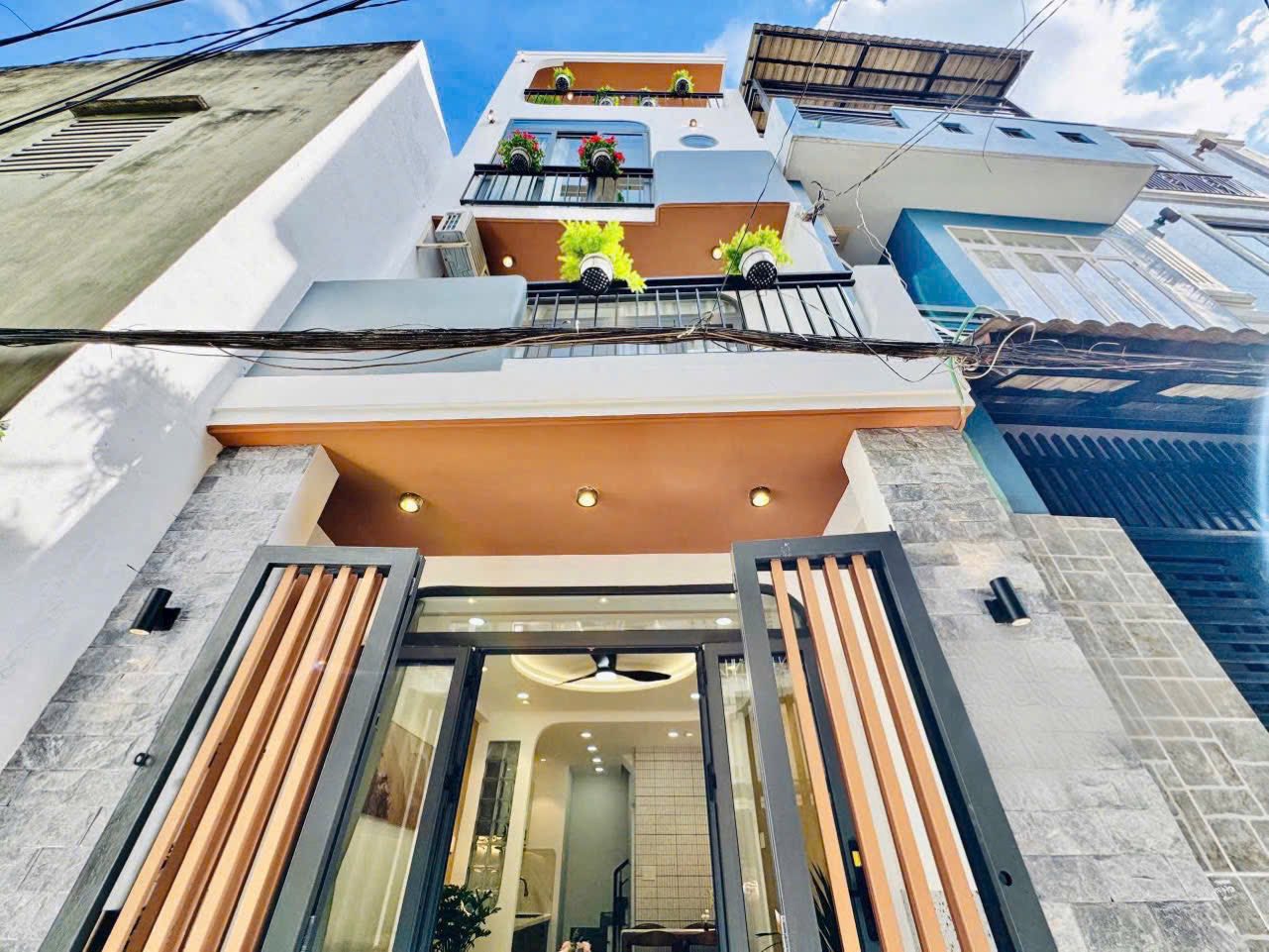 Nhà đẹp Quận 3 giá tốt 4 tầng, 3 phòng ngủ, full nội thất, chỉ nhỉnh 4 tỷ