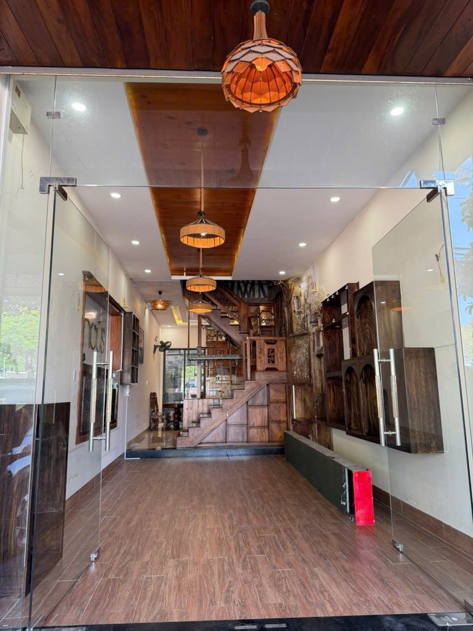 Tọa lạc tại vị trí đắc địa trên con đường Nguyễn Thiện Thuật sầm uất, ngôi nhà này mang vẻ đẹp cổ điển