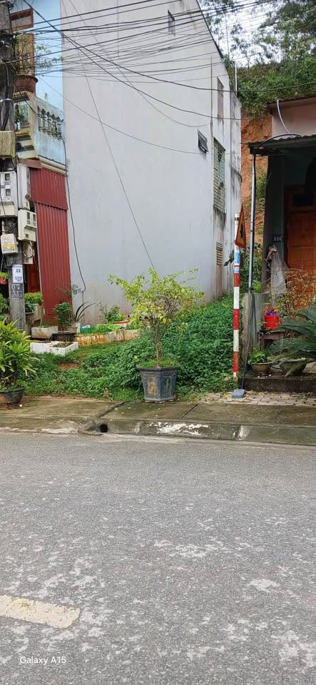 Bán gấp lô đất siêu đẹp tại vị trí số 1 đường Yên Thế, Km8, cách đường Đinh Tiên Hoàng chỉ 200m