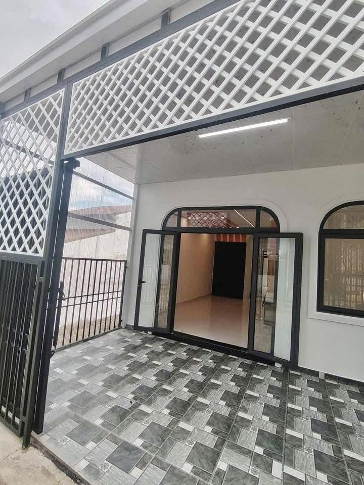 Nhà mới xây 3 tỷ kèm 4 phòng trọ, đường ô tô tránh nhau