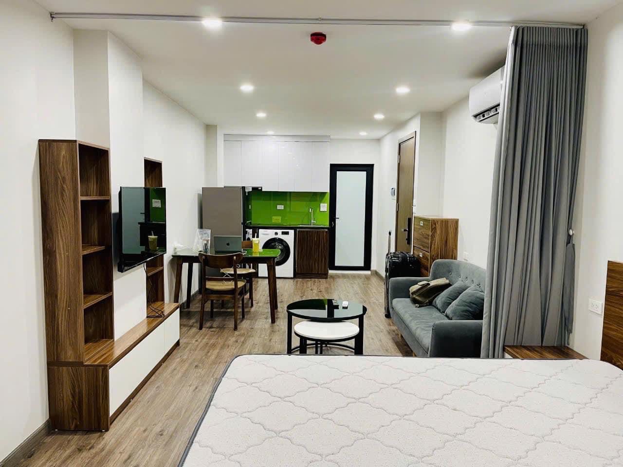 Cho thuê căn hộ 1 ngủ 1 khách full nội thất, ban công thoáng tại Huỳnh Thúc Kháng, Đống Đa