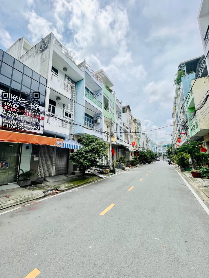 Nhà 4 tầng mặt tiền Bình Phú, Quận 6, 4mx16m, 4 phòng ngủ, nội thất xịn sò