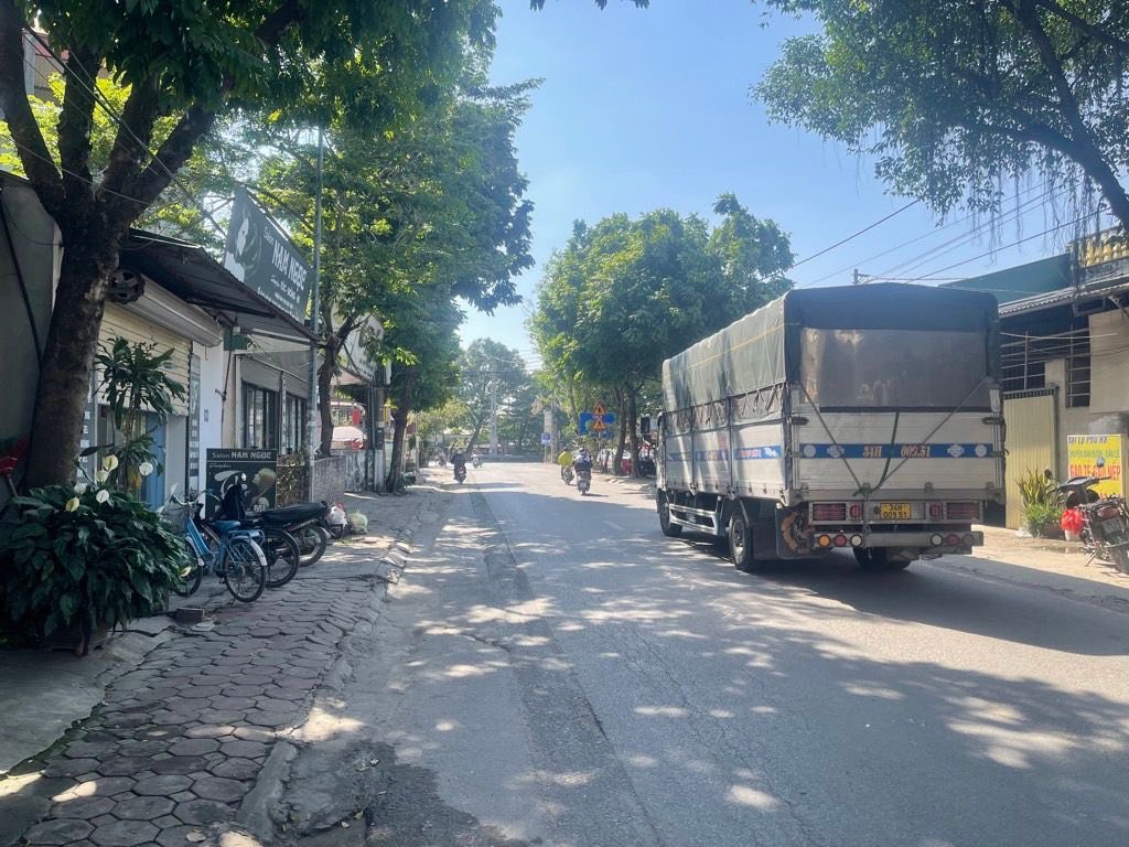 Mặt tiền kinh doanh sầm uất - ngõ ô tô tránh - vỉa hè rộng