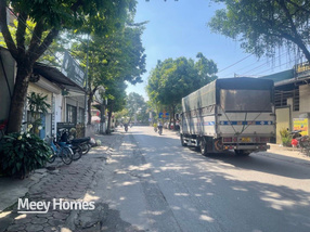 Mặt tiền kinh doanh sầm uất - ngõ ô tô tránh - vỉa hè rộng