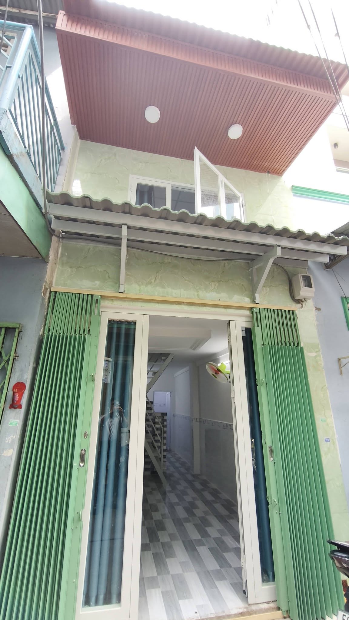 Nhà 2.7 tỷ Quận 11 hẻm 4m sát mặt tiền, 2 ngủ đủ dùng, sổ hồng xịn