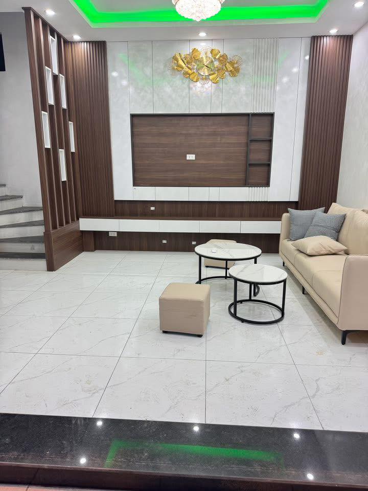 Tọa lạc tại Yên Lũng, An Khánh, Hà Nội, căn nhà 5 tầng này mang đến một không gian sống lý tưởng