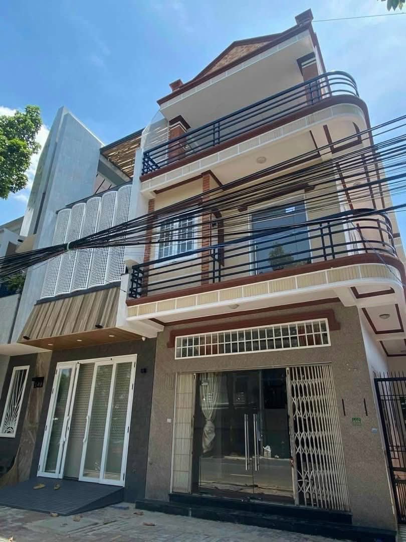 Siêu phẩm nhà 1 trệt 2 lầu tọa lạc ngay mặt tiền đường Nguyễn Văn Cừ sầm uất, phường Long Toàn