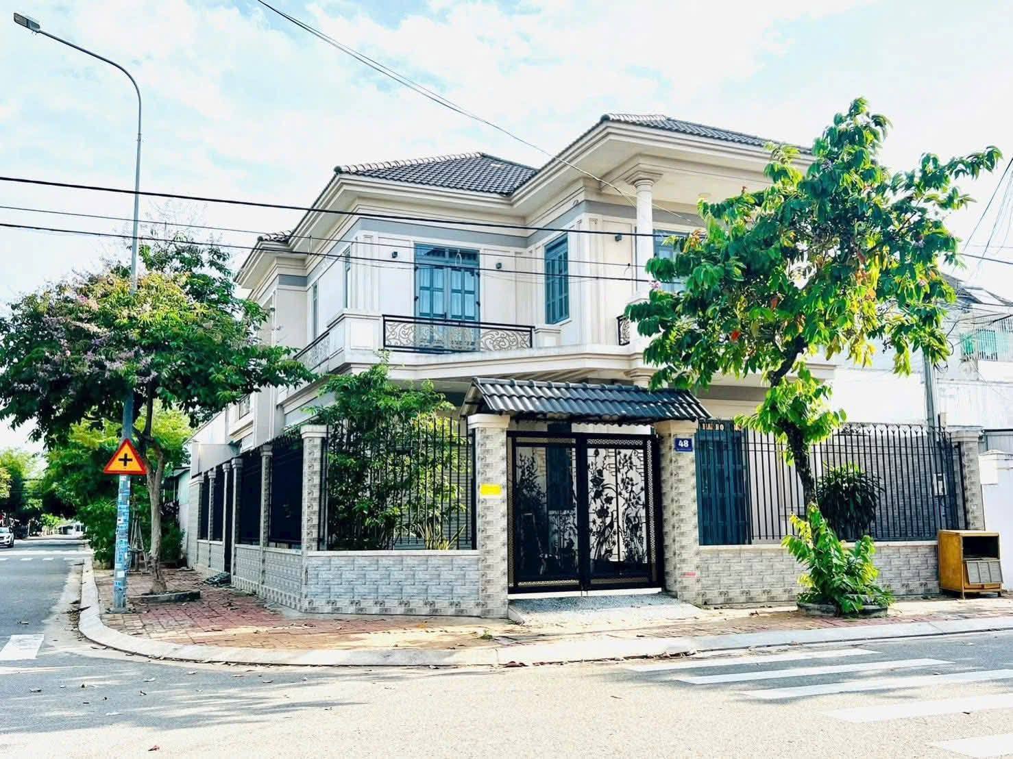 Biệt thự 2 mặt tiền khu Gò Cát, Bà Rịa, sang trọng, rộng rãi, giá tốt!