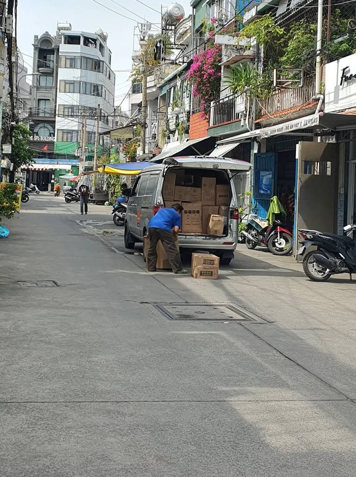 Siêu phẩm nhà phố 2 tầng đúc kiên cố, nằm ngay hẻm thông xe hơi đỗ cửa cực đỉnh