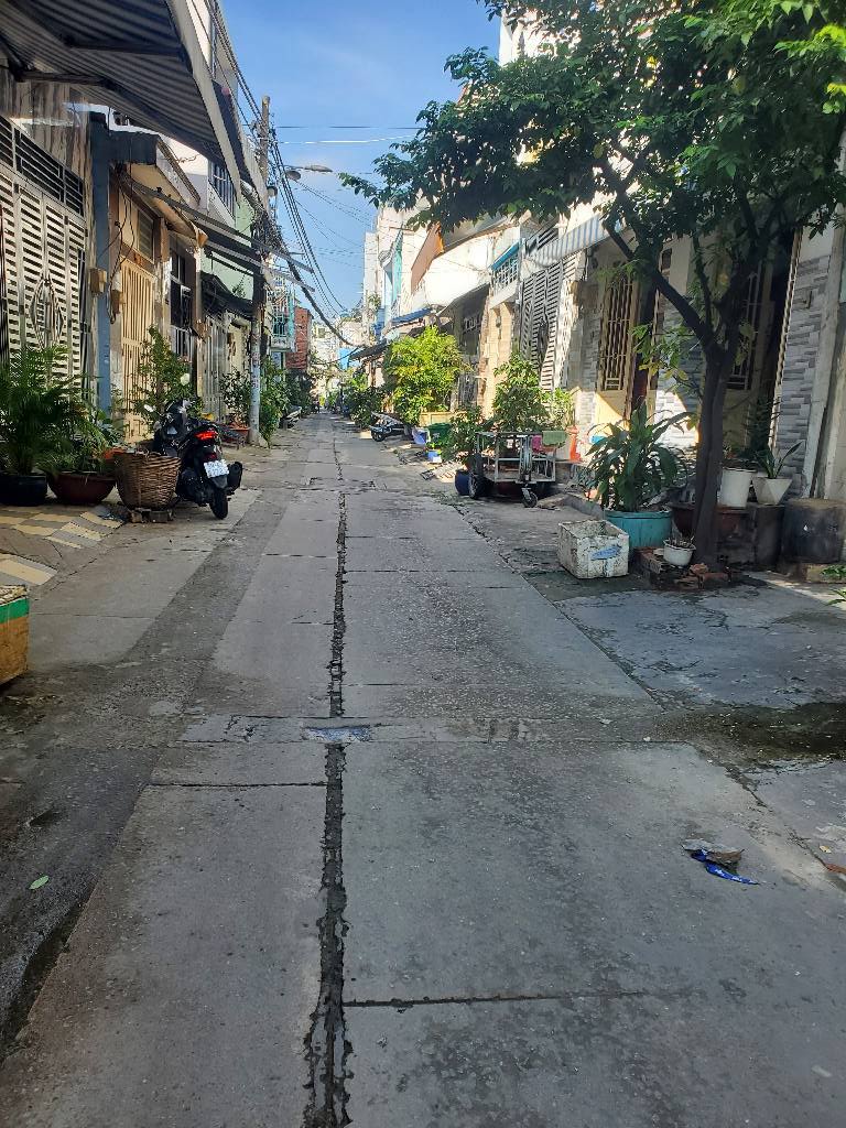 Nhà 2 tầng hẻm thông, gần vòng xoay Phú Lâm, 55m2, giá hấp dẫn