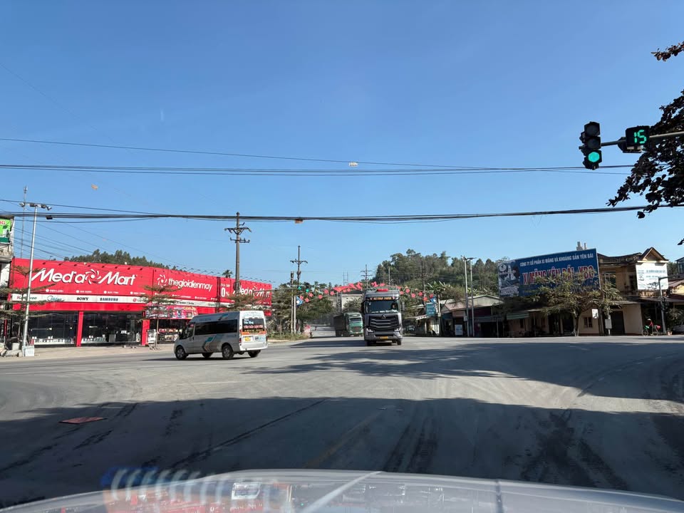 Bán lô đất Lào Cai, sẵn nhà gỗ, 2 mặt tiền, chỉ cách ngã tư vòng xuyến km13 Yên Bình khoảng 50m