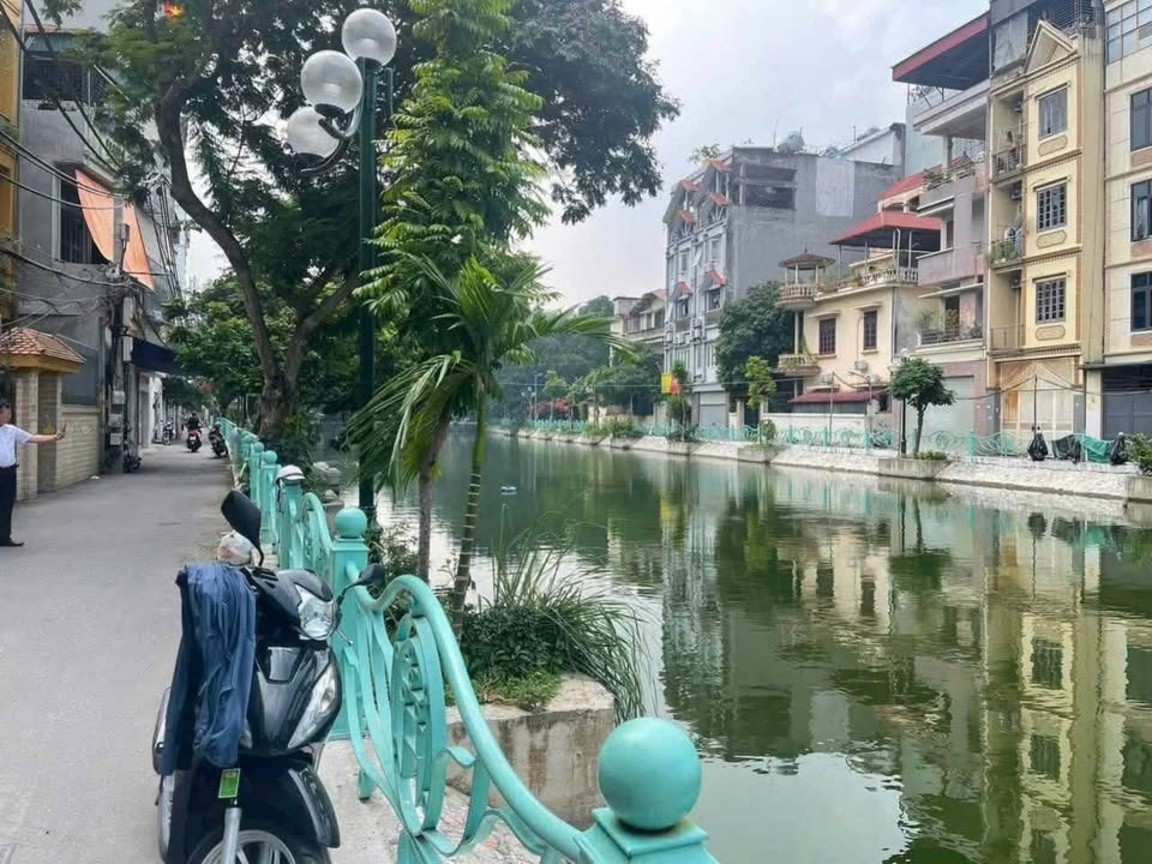 Đất vàng Hoàng Ngân mặt hồ, view cực thoáng, mặt tiền rộng 8m, giá sốc chỉ 245 triệu/m²
