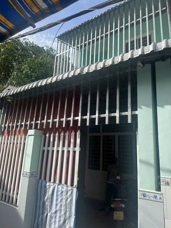 Nhà 1 trệt 1 lầu, 4x14m, giá 750 triệu - Cư dân Đồng Khởi ơi, vào xem nhà