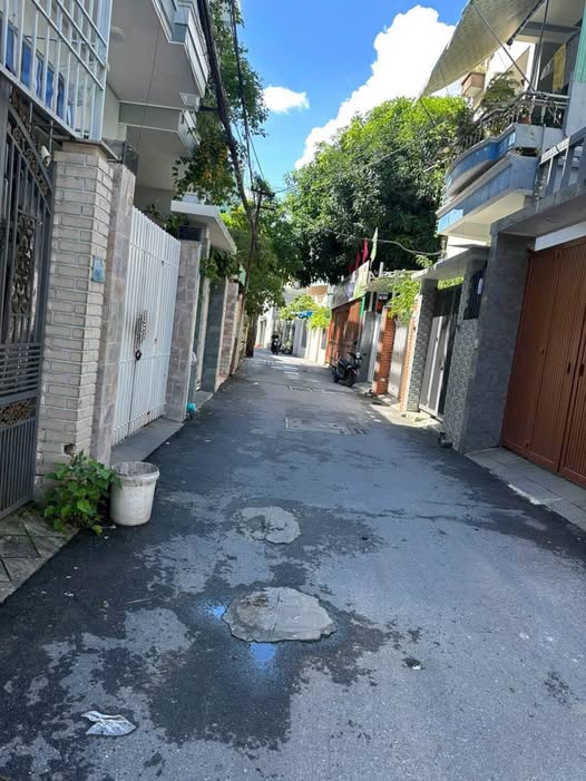 Chào mừng quý khách đến với cơ hội sở hữu một căn nhà 2 tầng cũ trên nền đất rộng 85m2