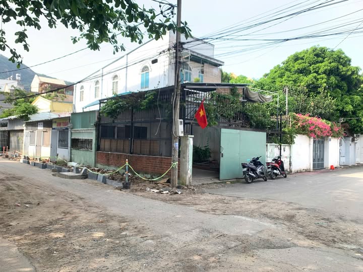 Nhà góc Tú Xương, vừa ở vừa kinh doanh, giá hời như mơ