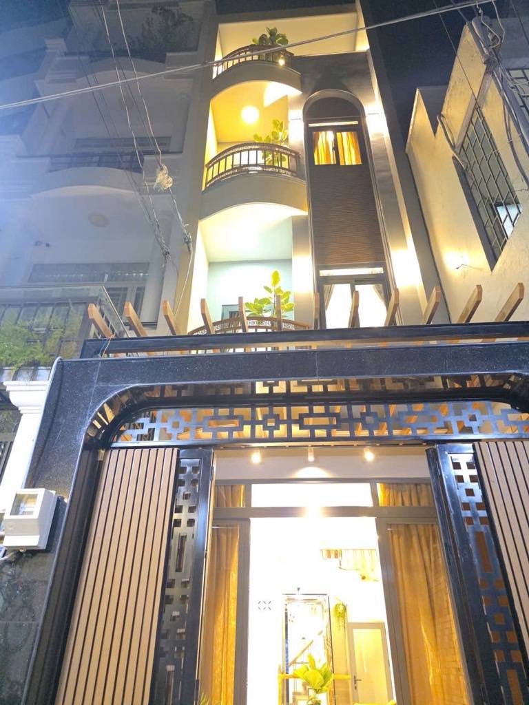 Tọa lạc tại con đường Lê Văn Sỹ sầm uất, căn nhà 4 tầng mới xây mang vẻ đẹp cổ điển
