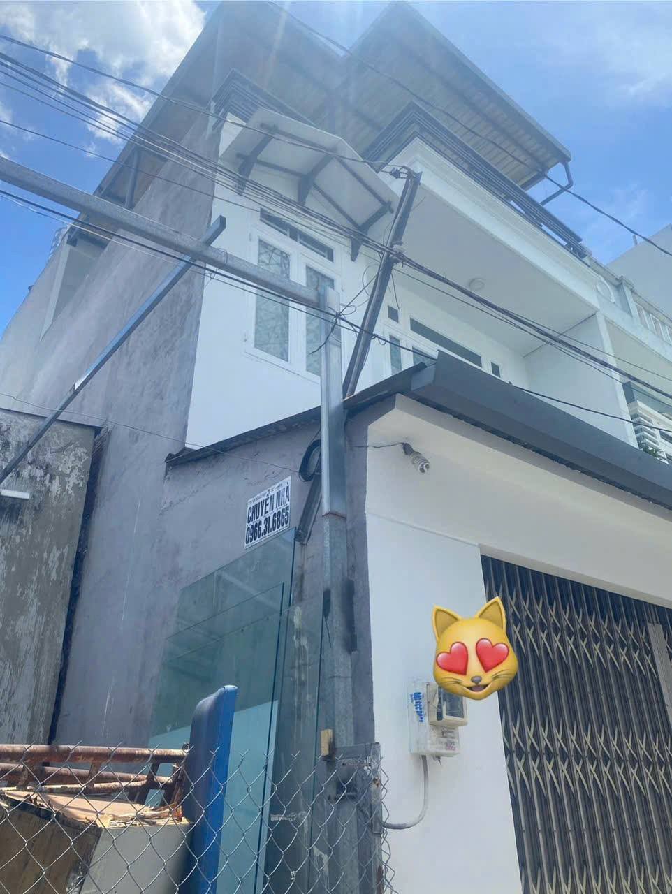 Nhà phố 3 tầng kiên cố, thiết kế hiện đại, sẵn sàng đón chủ nhân mới